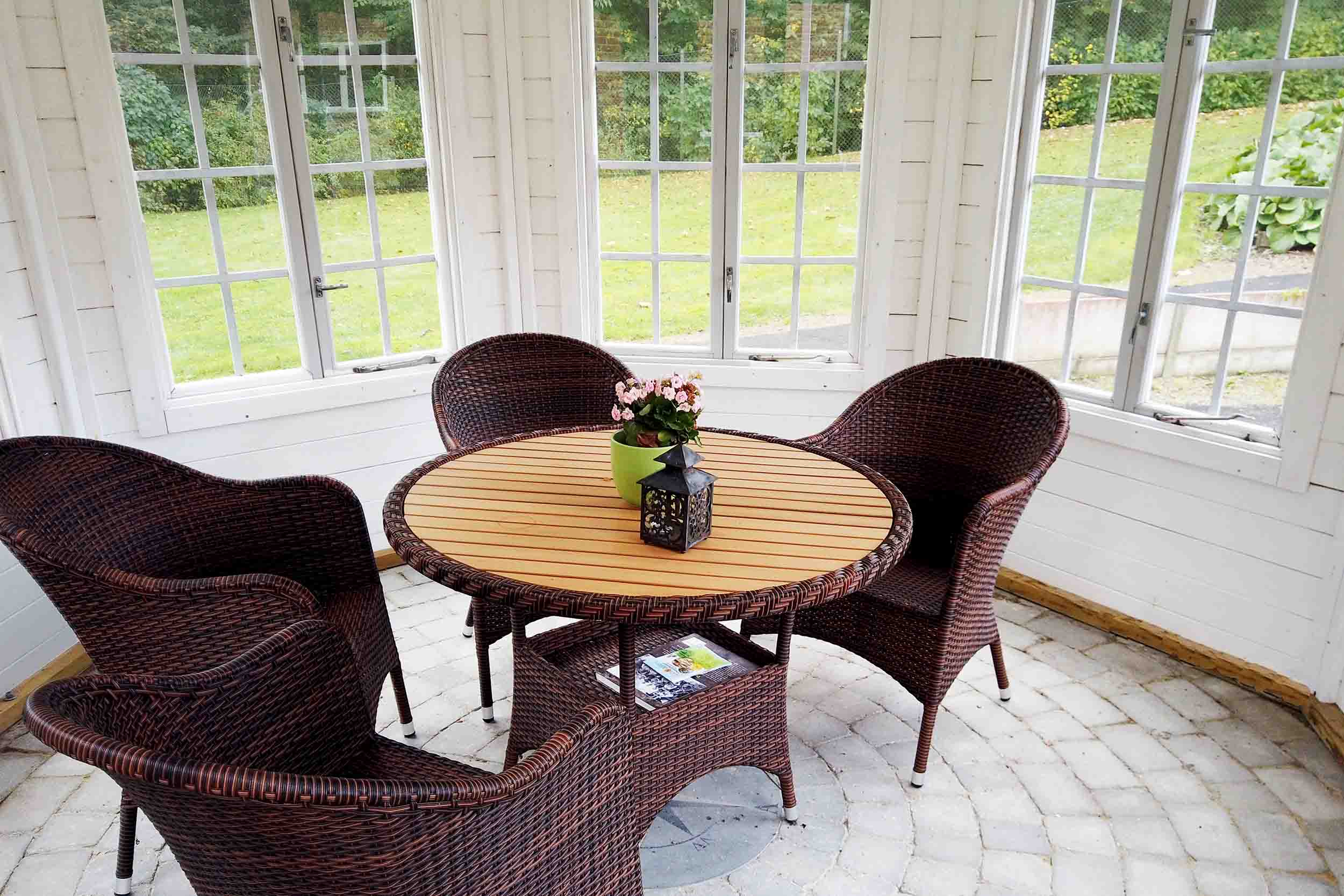Sansehaven på Plejecenter Østervang med pavillon fra Sølund Huse