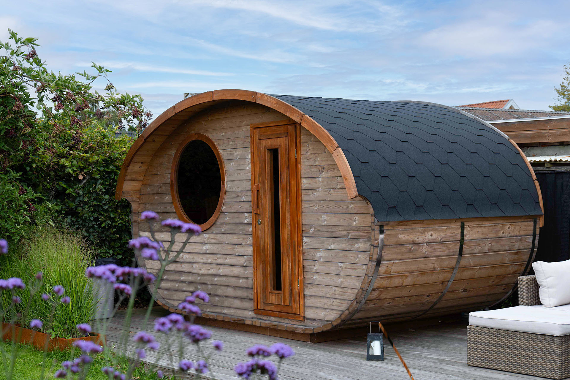 Hobbit sauna med vindue og forrum til seks personer fra Sølund Huse