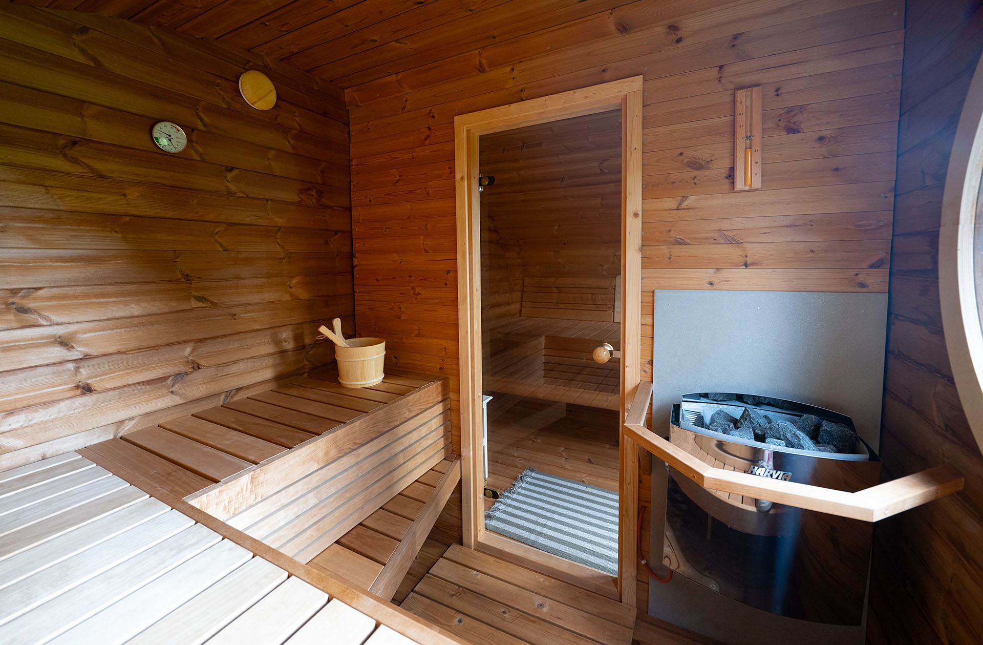 Hobbit sauna med bænke og ovn fra Sølund Huse